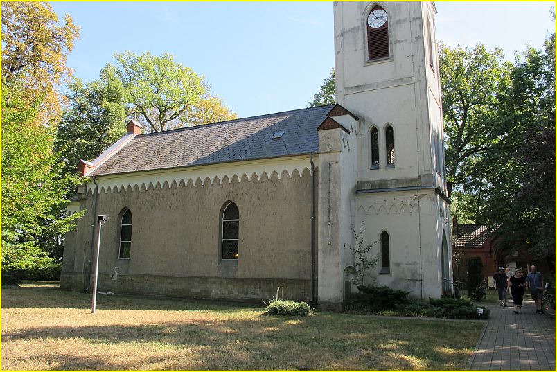 Blick auf Kirche Neuenhagen Süd